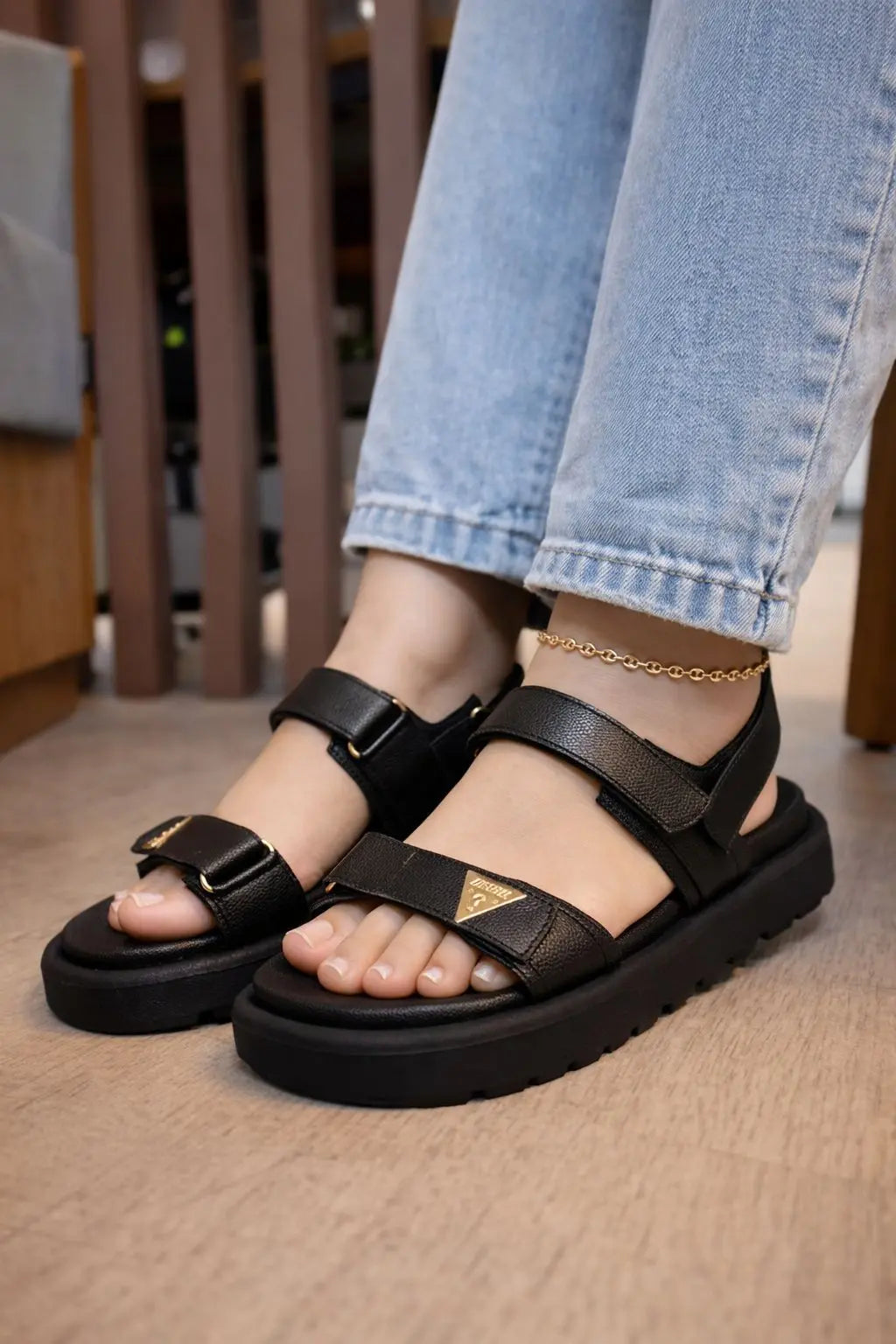 Sandalias tipo GUESS
